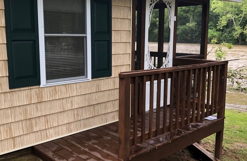 Luray Cottage | LIFE IS BETTER AT THE SHENANDOAH RIVER AT OUR COZY RIVERFRONT COTTAGE!