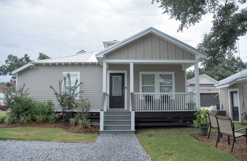 Old Town House | "Lil House" Cozy 2-bedroom cottage walking distance to beach and downtown.