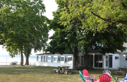 Beulah Cottage | Lil's on the Lake - LARGE, CHARMING, AND PET-FRIENDLY COTTAGE ON CRYSTAL LAKE!