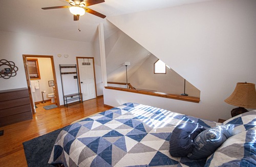 Young Harris Cabin | Little Bear Lodge Vacation Cabin with 2 bedrooms, Internet, and More
