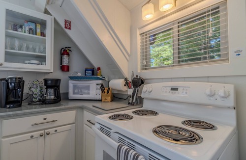 Empire Cottage | Little Glen getaway for 5 guests at Mama Bear