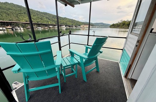 New Tazewell Boat Rental | Little Palm Tiny Houseboat on Norris Lake!