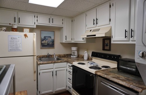 Pigeon Forge Condo | Little Pigeon River 508 2BD Condo with Fireplace and Jacuzzi Tub