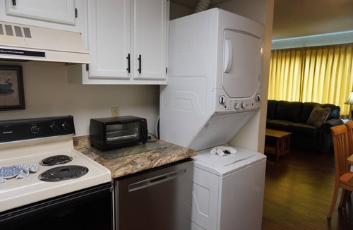 Pigeon Forge Condo | Little Pigeon River 508 2BD Condo with Fireplace and Jacuzzi Tub