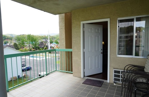 Pigeon Forge Condo | Little Pigeon River 508 2BD Condo with Fireplace and Jacuzzi Tub