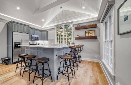 Douglas House | ﻿Little Red is just a short walk to the shops, restaurants & galleries.