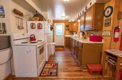 Upper Peninsula Michigan Cabin | Little Red Retreat: Lake Breezes & Cozy Nights – Summer's Calling