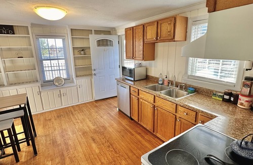 Fredericksburg Cottage | “Little Sligo” Downtown cottage.