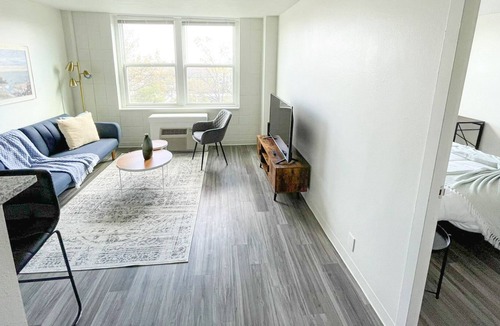 Corryville Apartment | ★Lively 1BD/1BA + Gym - Downtown Cincinnati★