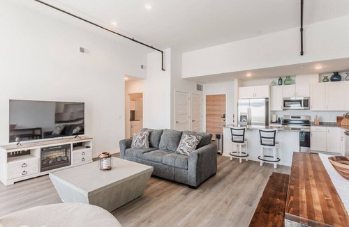 Wyandotte Apartment | Loft Penthouse 2 Balcony Arcade 2 Bed Pool and Gym