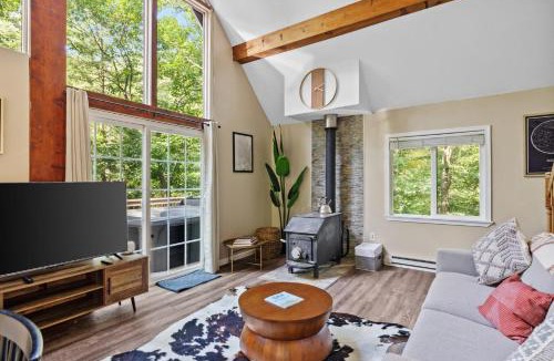 Ridgeway House | Loft style chalet w hot tub & fireplace