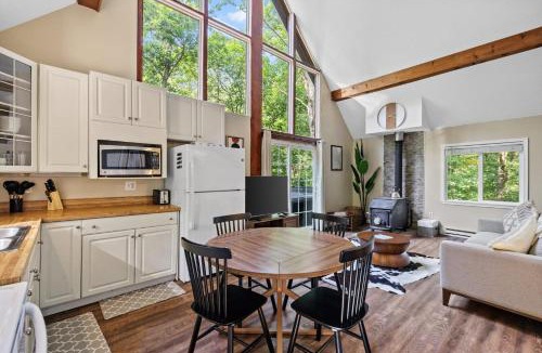 Ridgeway House | Loft style chalet w hot tub & fireplace