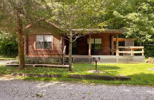 Slade Cabin | Log Cabin close to Natural Bridge State Park with hot tub and Wi-Fi