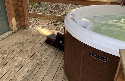 Slade Cabin | Log Cabin close to Natural Bridge State Park with hot tub and Wi-Fi