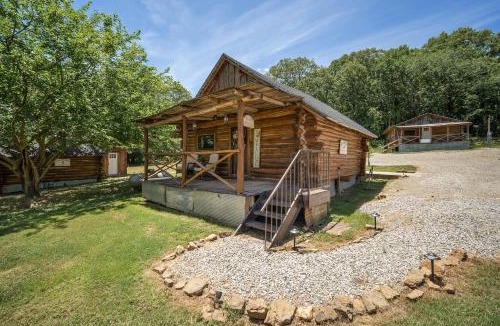 Rudy House | Log cabin-Kitchen-Front porch-Queen-The Velvet Rooster