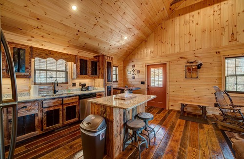 Murphy Cabin | LOG CABIN + MOUNTAIN VIEWS! HOT TUB, POOL & GAME TABLE, FIBER WIFI & DISCOUNTS!