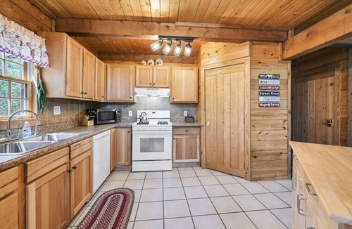 Fairview Cabin | Log Cabin Retreat, Great Location, Pets Allowed