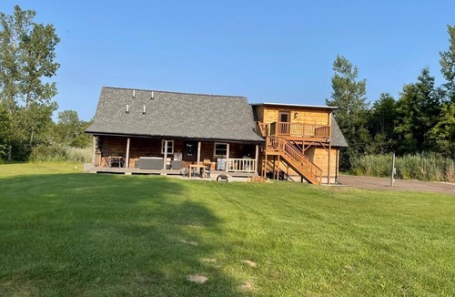 Millington Cabin | Log home on 17 Acres w/Modern Amenities - near Frankenmuth