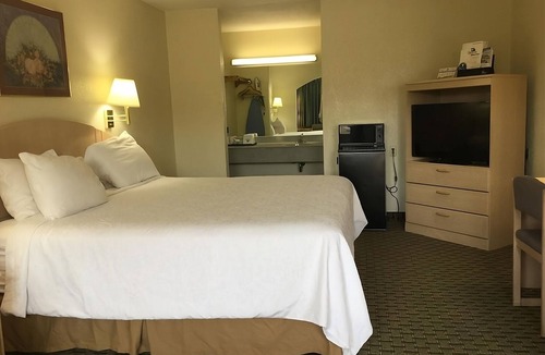 Cabot Resort | Look No Further! Free Breakfast & Parking, Pool, Minutes to Cambridge Park