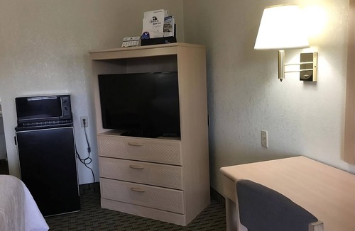 Cabot House | Look No Further! Free Breakfast & Parking, Pool, Minutes to Cambridge Park