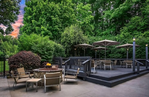 Executive Park Hotel | Look No Further! Stay Close to Mallard Creek Greenway! Parking, Pets Allowed