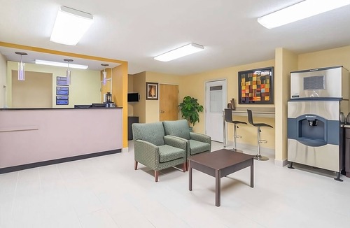 Lookout Valley Neighborhood Association Hotel | Look No Further! With Free Parking, Seaonal Pool, Pet-friendly Property!