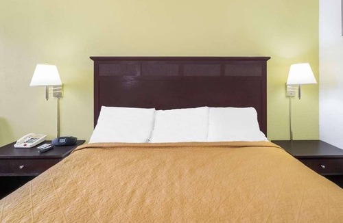Lookout Valley Neighborhood Association Hotel | Look No Further! With Free Parking, Seaonal Pool, Pet-friendly Property!