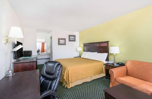 Lookout Valley Neighborhood Association Hotel | Look No Further! With Free Parking, Seaonal Pool, Pet-friendly Property!