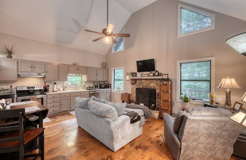 Warne House | Lorelai's Lair-Hot Tub-Fire pit