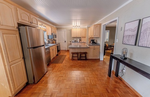 Wetmore House | Lost Lake Lodge: Kayaks, Canoe & Paddleboard Included – Summer Fun Starts Here