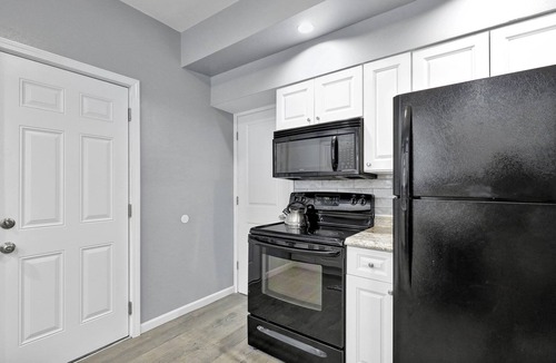 Lansing House | Love Michigan House | 2 bdrm | 10 Minutes to MSU