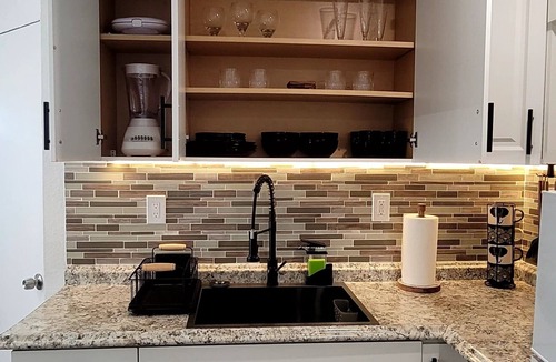 Driftwood Apartment | Lovely 1-bedroom studio with wet bar and AC in vibrant Hollywood