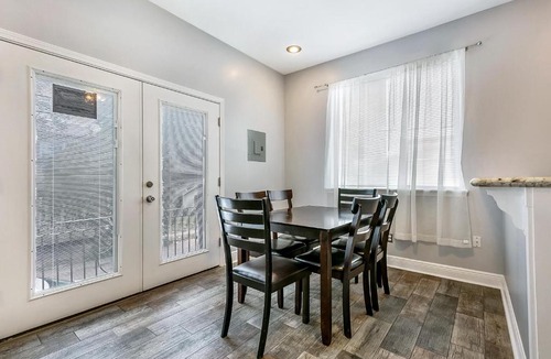 Navarre Apartment | Lovely 1BR next to City Park by Hosteeva