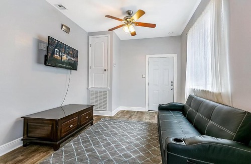 Navarre Apartment | Lovely 1BR next to City Park by Hosteeva