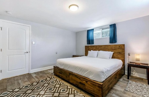 Navarre Apartment | Lovely 2BR next to City Park by Hosteeva