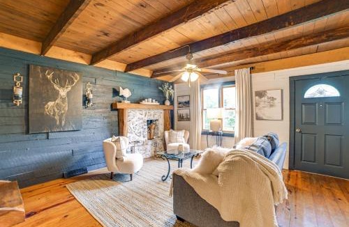 Benton House | Lovely Gilbertsville Cabin w/Patio, 4 Mi to Water