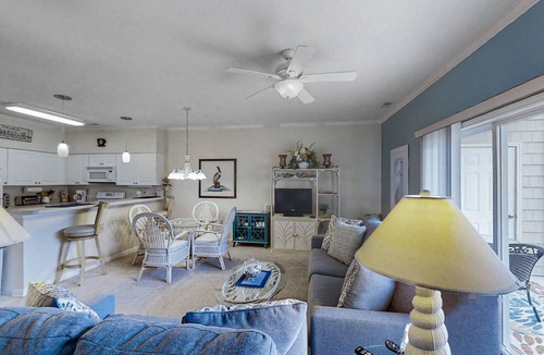 Little River Condo | Lovely ground-floor golf-and-sea condo with on-site pool & screened patio