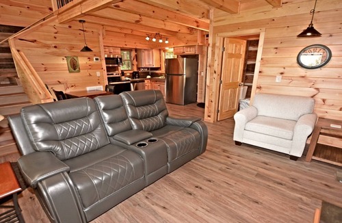 Gatlinburg Cabin | LOVER'S LOFT - PRIVATE ANTIQUE LOG CABIN BETWEEN GBURG & PF WITH GREAT VIEWS!