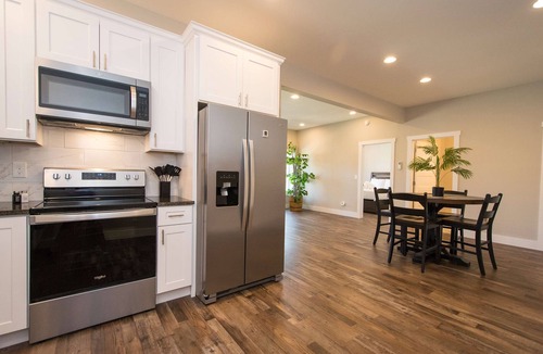 Balfour House | Lower Level Retreat w Free Tix Private Cozy