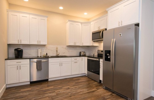 Balfour House | Lower Level Retreat w Free Tix Private Cozy