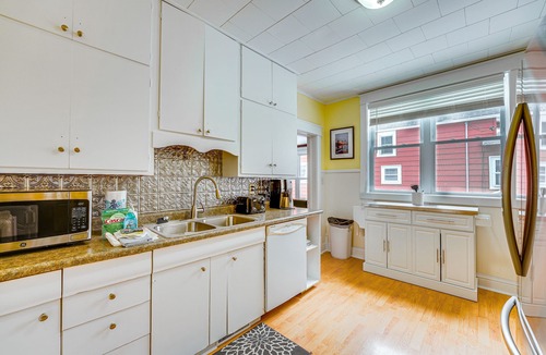 Ludington House | Ludington Home w/6 Bicycles < 1 Mi to Beach!