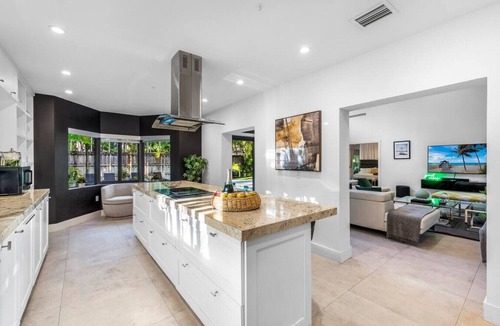 Northeast Coconut Grove House | Lush Villa with heated Pool sleeps 13, Location!