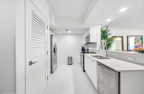 Downtown Hollywood Apartment | Lux 3BR City-View Retreat in Hollywood, 4th Floor