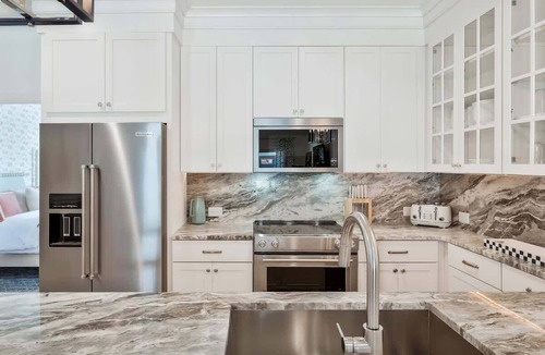 Katie Hill Neighborhood House | Lux 4 BR/4 BA Nash Home w/Private Hot Tub-9 Beds!