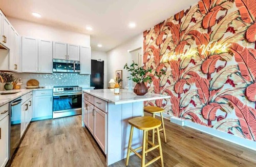 East Nashville Apartment | Lux. Dolly’s Dream! Lux Home on Main St! 11 beds!