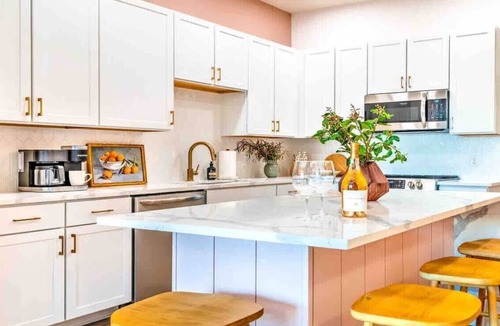 East Nashville Apartment | Lux. Dolly’s Dream! Lux Home on Main St! 11 beds!
