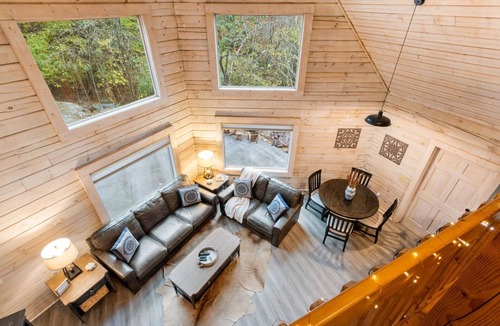 Smithville Cabin | Lux Getaway by Center Hill Lake - Hot Tub - 3BD/3BA + Bunk Room