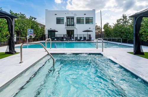 East Little Havana Apartment | Lux Retreat By Renzzi