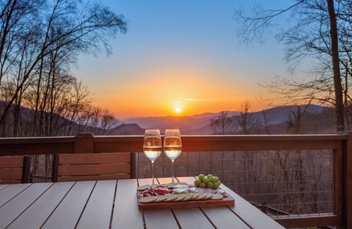 Maggie Valley House | Lux Sunset Smoky Mountain Views! HotTub, GameRm & Theatre -Maggie Valley-Sylva