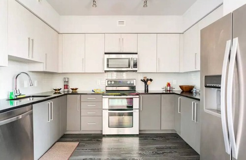 Virginia Square Apartment | Luxe 1Bdrm Rooftop Deck Gym+Free Garage Parking!